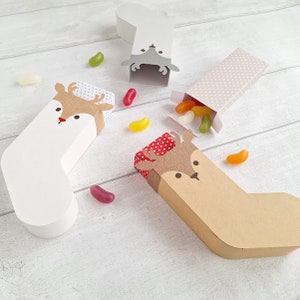 Medias navideñas de renos con caja de regalo / Archivo de corte SVG / Decoración de árboles / Caja de golosinas DIY / Caja de regalo / Calendario de Adviento