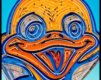 Duck Face Las Vegas Art de l'emblématique Neon Boneyard signe comme une photographie d'art Ugly Duckling Car Sales Sign