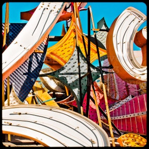 Peut inclure: Une collection de néons vintage, dont un grand néon blanc incurvé avec des rayures noires, un néon jaune en forme de diamant et un néon rouge et blanc incurvé. Les néons sont empilés les uns sur les autres et sont soutenus par des poutres en bois.