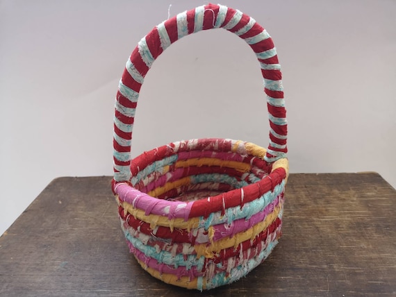 Vintage handgemachte Lumpenkorb helle LumpenKorb Bauernhaus Korb bunte geflochtene Korb