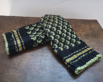 Vintage Scandinavian knitted mittens Green black white folk mittens Patterned mittens S/M-size winter mittens