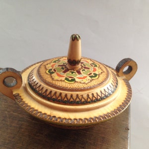 Vintage Holz-Schmuck-Box Runde Aufbewahrungsbox mit einem Deckel geschnitzt Holz Schmuckkästchen gemusterte Holz-Box rustikale Wohnkultur