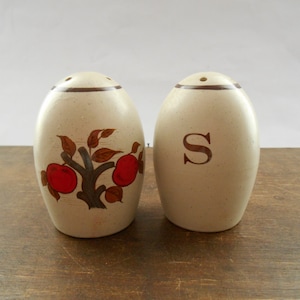 Vintage salt and pepper shakers set Beige red salt pepper shakers with apples Vintage Kitchen decor
