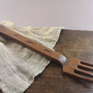 Uitstekende houten vork Donkerbruine vork Handcarved vork Rustiek keukendecor