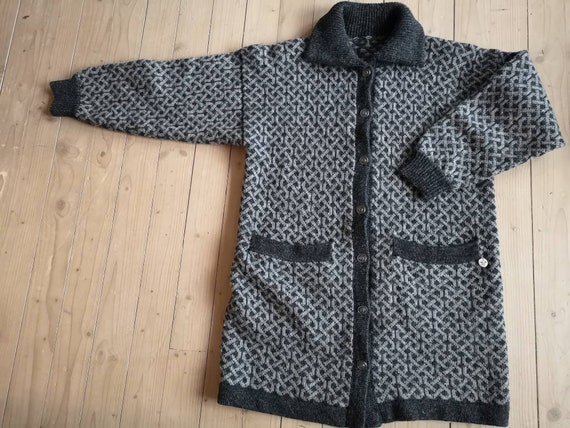 Vintage handknitted long cardigan Scandinavian car