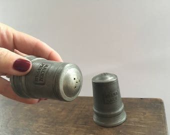 以下が含まれることがあります： ヴィンテージデザインの銀製の塩入れが2つ。左側の塩入れには「Wm. Angerstein」と刻印されています。右側の塩入れには「Grandma Salt」と刻印されています。