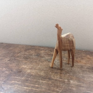 Figurine de chameau en bois sculptée à la main Chameau en bois Figurine animalière en bois faite main Statue de chameau