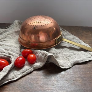 Colino vintage in rame con manico in ottone. Colino in rame. Decorazione per cucina in stile rustico/country. Decorazione da parete in rame.