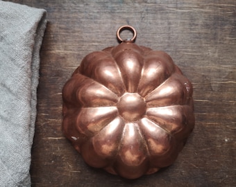 Vintage Copper flower shape mold Round Food Jello mold Farmhouse kitchen decor Copper Pudding mold Small Cake pan