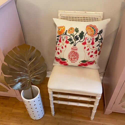 Housse de coussin pour chien Staffordshire | Pot de gingembre chinoiserie