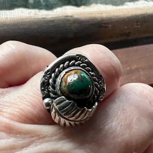 Anillo Navajo vintage de plata de ley con turquesa verde de la época de los puestos comerciales