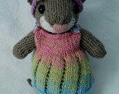 Peluche ratón tejidos a mano con un veraniego vestido y pañuelo