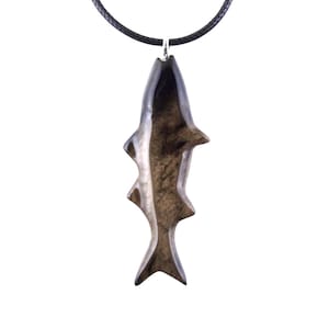 Gestreifter Bass Anhänger, handgeschnitzte Fisch Halskette, hölzerne Fischer Schmuck, Herren Holz Halskette, ein einzigartiges Geschenk für ihn