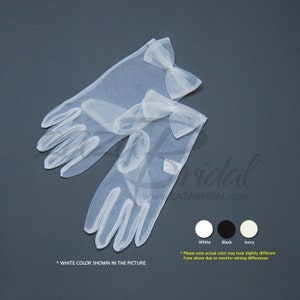 Op de afbeelding: Een paar witte tule handschoenen met strikken op de achterkant van de handen. De handschoenen zijn doorschijnend en delicaat.  Witte kleur getoond in de afbeelding.  www.ZAZABRIDAL.com