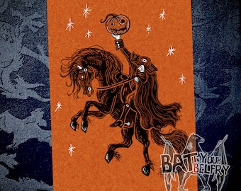 Pode incluir: Uma ilustração em preto e branco de uma figura a cavalo segurando uma abóbora esculpida em frente a um céu estrelado. A imagem está sobre um fundo marrom com o texto "BAT IN YOUR BELLFRY" e "ART BY MICHELLE PREBICH" na parte inferior.
