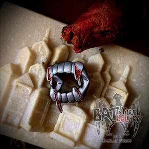 Pin de esmalte de colmillos de vampiro