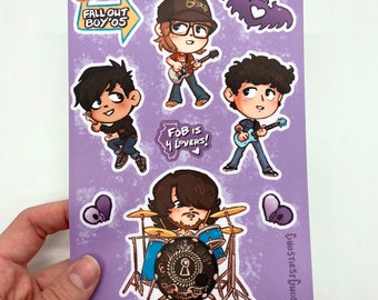 Puede incluir: Un conjunto de seis pegatinas con ilustraciones de dibujos animados de una banda. Las pegatinas están sobre un fondo morado. Los miembros de la banda están tocando instrumentos y llevan camisetas de la banda. Las pegatinas incluyen el texto "Fallout Boy '05", "FOB is 4 Lovers!" y "Ghostiest Ghost".