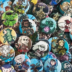 Puede incluir: Una colección de botones redondos y coloridos con diversas ilustraciones. Los botones representan personajes, criaturas y diseños abstractos. Algunos botones tienen un efecto 3D, mientras que otros son planos. Los botones son perfectos para agregar un toque de fantasía a cualquier proyecto.