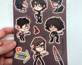Op de afbeelding: Een set van acht stickers met cartoonillustraties van bandleden van My Chemical Romance. De stickers zijn gedrukt op wit papier met een bruine achtergrond. De stickers tonen de bandleden in verschillende poses, waaronder gitaar spelen, messen vasthouden en met gekruiste armen staan. De stickers bevatten ook de bandnaam "My Chemical Romance" en de woorden "Ghostest with Ghostest".