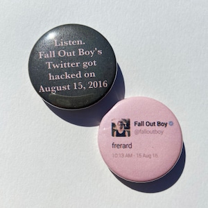 Puede incluir: Dos botones redondos con fondo rosa y gris. El botón gris tiene texto blanco que dice "Listen. Fall Out Boy's Twitter got hacked on August 15, 2016". El botón rosa tiene una foto de una persona con el texto "Fall Out Boy @falloutboy frerard 10:13 AM 15 Aug 16".