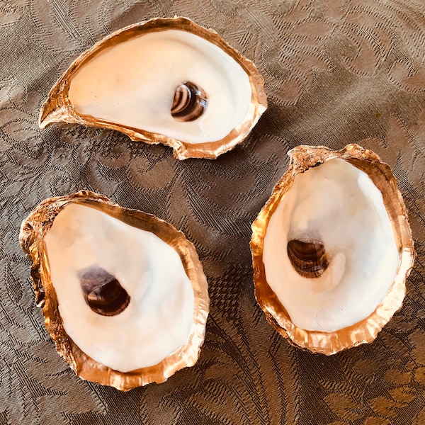 Coquille d'huître | Coquille d'huître dorée | Porte-anneaux | Bordure dorée | Coquille peinte | Taille de 3 à 3,5 pouces | Cadeau de fiançailles | Noyau de crustacé