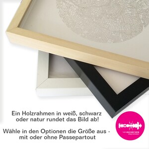 K&ouml;nnte beinhalten: Drei Bilderrahmen in Wei&szlig;, Schwarz und Naturholz. Die Rahmen sind &uuml;bereinander gestapelt. Der Text auf dem Bild lautet: "Ein Holzrahmen in Wei&szlig;, Schwarz oder Natur rundet das Bild ab! W&auml;hle die Gr&ouml;&szlig;e aus den Optionen - mit oder ohne Passepartout." Der Text "44spaces designmanufaktur" ist ebenfalls auf dem Bild zu sehen.