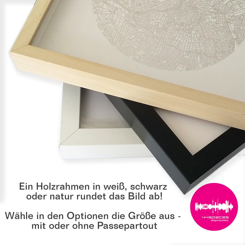 K&ouml;nnte beinhalten: Drei Bilderrahmen in Wei&szlig;, Schwarz und Naturholz. Die Rahmen sind &uuml;bereinander gestapelt. Der Text auf dem Bild lautet: "Ein Holzrahmen in Wei&szlig;, Schwarz oder Natur rundet das Bild ab! W&auml;hle die Gr&ouml;&szlig;e aus den Optionen - mit oder ohne Passepartout." Der Text "44spaces designmanufaktur" ist ebenfalls auf dem Bild zu sehen.