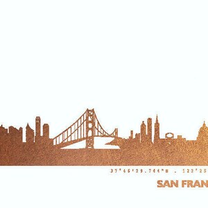 K&ouml;nnte beinhalten: Eine Silhouette der Skyline von San Francisco mit der Golden Gate Bridge in der Mitte. Die Skyline ist kupferfarben vor einem wei&szlig;en Hintergrund. Die Koordinaten 37&deg; 46' 29.744" N - 122&deg; 25' 9.090" W und der Text "SAN FRANCISCO" befinden sich unterhalb der Skyline.