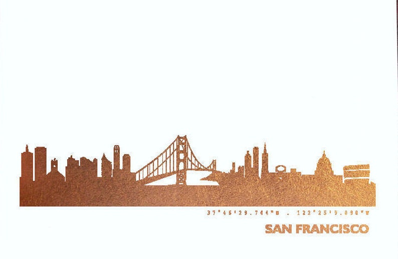 K&ouml;nnte beinhalten: Eine Silhouette der Skyline von San Francisco mit der Golden Gate Bridge in der Mitte. Die Skyline ist kupferfarben vor einem wei&szlig;en Hintergrund. Die Koordinaten 37&deg; 46' 29.744" N - 122&deg; 25' 9.090" W und der Text "SAN FRANCISCO" befinden sich unterhalb der Skyline.