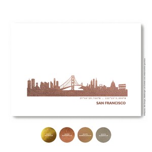 K&ouml;nnte beinhalten: Ein Druck der Skyline von San Francisco in Ros&eacute;goldfolie, einschlie&szlig;lich der Golden Gate Bridge. Die Koordinaten 37&deg;46'29.744" N, 122&deg;25'9.158" W sind unter der Skyline gedruckt. Der Text "SAN FRANCISCO" ist unter den Koordinaten gedruckt. Das Bild enth&auml;lt einen Farbschl&uuml;ssel mit Farbmustern von Gold-, Kupfer-, Ros&eacute;gold- und Silberfolie.