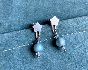 piccoli orecchini pendenti in argento, con perno a stella, perla azzurra e cristallo iridescente, orecchini romantici, orecchini sposa