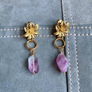 gold tone dangle earrings with floral post, earrings with raw matte flourite pendant, statement earrings, romantic modernist bridal earrings
