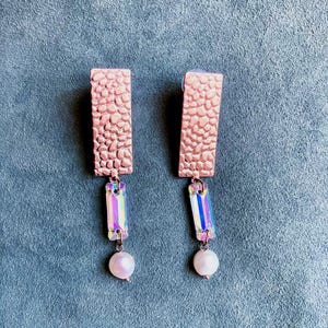 orecchini pendenti color oro rosa con pendente a prisma in resina aurora borealis e perla, orecchini geometrici con perno rettangolare