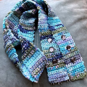 gehaakte riem, handgehaakte riem of dunne sjaal, blauw, turquoise en groen garen, met grijze kristallen ronde harskralen, uniek accessoire
