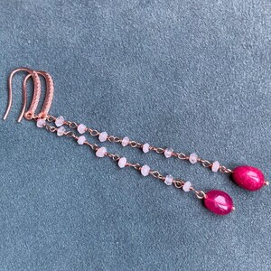 Boucles d'oreilles pendantes en or rose avec crochet en zircone, boucles d'oreilles chapelet en pierre de lune avec goutte de pâte de rubis, boucles d'oreilles de mariée, boucles d'oreilles longues chics en argent