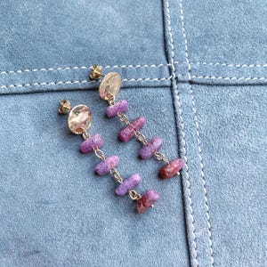 zilveren bungelende oorbellen met ruwe robijnrode kralen, gouden oorbellen, oorbellen met gouden getextureerde schijfpaal, boho oorbellen, sierlijke kleurrijke oorbellen