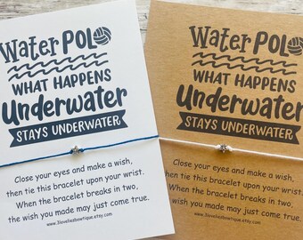Peut inclure: Une carte blanche avec du texte bleu qui dit "Water Polo What Happens Underwater Stays Underwater" et un bracelet en cordon bleu avec un charme d'étoile argentée. La carte a une petite image d'un ballon de water-polo. Le dos de la carte a le même texte en brun sur une carte brune avec un bracelet en cordon blanc et un charme d'étoile argentée.