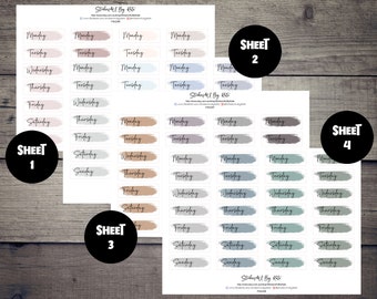Pode incluir: Quatro folhas imprimíveis de adesivos de dias da semana com um design de pinceladas. Os adesivos são de várias cores, incluindo cinza, azul, marrom e verde. O texto dos adesivos é em preto.