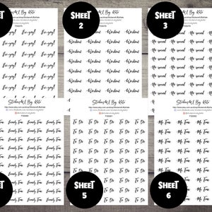 Könnte beinhalten: Sechs Blätter mit Aufklebern in verschiedenen Designs. Blatt 1 hat den Text "Fri-yay!" mehrmals wiederholt. Blatt 2 hat den Text "Workout" mehrmals wiederholt. Blatt 3 hat den Text "No spend" mehrmals wiederholt. Blatt 4 hat den Text "Family Time" mehrmals wiederholt. Blatt 5 hat den Text "To Do" mehrmals wiederholt. Blatt 6 hat den Text "Me Time" mehrmals wiederholt.