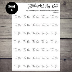 K&ouml;nnte beinhalten: Ein Bogen mit 21 wei&szlig;en, runden Aufklebern, auf denen jeweils der Text "To Do" in schwarzer Kursivschrift steht. Der Bogen ist oben links mit "SHEET 5" beschriftet. Oben rechts steht der Text "Stickers 4U By Kate" sowie eine Website-Adresse und der Text "FSS123".
