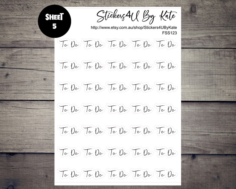 K&ouml;nnte beinhalten: Ein Bogen mit 21 wei&szlig;en, runden Aufklebern, auf denen jeweils der Text "To Do" in schwarzer Kursivschrift steht. Der Bogen ist oben links mit "SHEET 5" beschriftet. Oben rechts steht der Text "Stickers 4U By Kate" sowie eine Website-Adresse und der Text "FSS123".