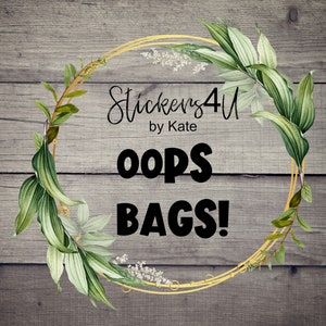 Può includere: Un cerchio dorato con una ghirlanda di foglie verdi intorno. Il testo "Stickens4U by Kate" e "Oops Bags!" è in nero su sfondo bianco.