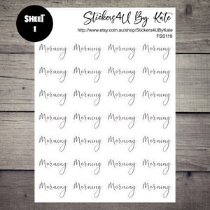 K&ouml;nnte beinhalten: Ein Bogen mit 28 wei&szlig;en runden Aufklebern mit dem Wort "Morning" in schwarzer Kursivschrift. Der Bogen ist mit "Sheet 1" beschriftet und enth&auml;lt den Text "Stickers 4U By Kate" sowie eine Website-Adresse.