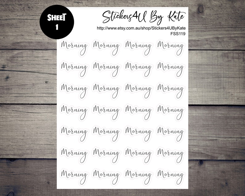 K&ouml;nnte beinhalten: Ein Bogen mit 28 wei&szlig;en runden Aufklebern mit dem Wort "Morning" in schwarzer Kursivschrift. Der Bogen ist mit "Sheet 1" beschriftet und enth&auml;lt den Text "Stickers 4U By Kate" sowie eine Website-Adresse.