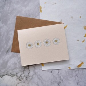 Carte de voeux de marguerites, blanc à l’intérieur