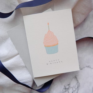 Cartão de aniversário de cupcake/cartão de feliz aniversário fofo ilustrado/cartão de aniversário simples/cartão de cupcake fofo/cartão de aniversário fofo/cartão em branco