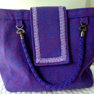 Bolso de mano hecho a mano - Bolso morado con asa superior adornado con ribete de trenza de galón