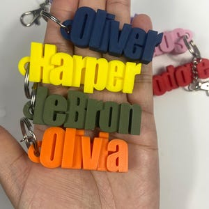 Porte-clés personnalisé imprimé en 3D - Porte-clés cadeau personnalisé - Remplisseurs de sac de fête - Cartable - Étiquette de sac de livre - Moins de 5 livres - Petits cadeaux