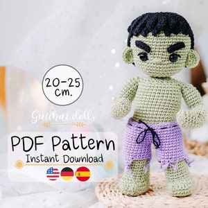 以下が含まれることがあります： 緑と紫のハルクのアミグルミ人形の編み図。人形の高さは20〜25cmです。パターンは、英語、ドイツ語、スペイン語で即時ダウンロードできます。