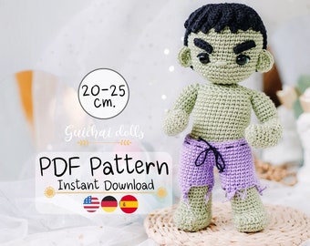 Könnte beinhalten: Häkelanleitung für eine grüne und lila Hulk Amigurumi-Puppe. Die Puppe ist 20-25 cm groß. Die Anleitung ist als sofortiger Download in Englisch, Deutsch und Spanisch verfügbar.